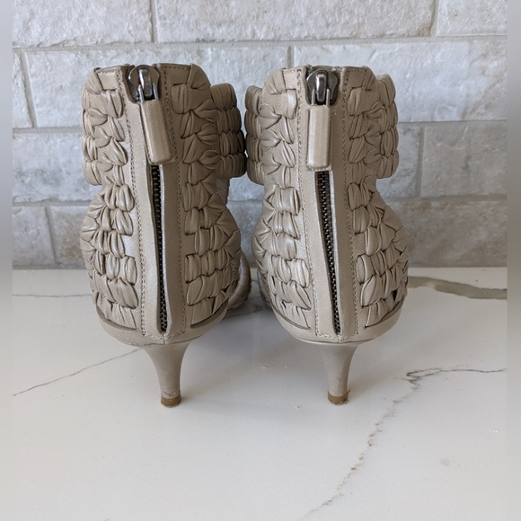 GIVENCHY taupe woven leather heels - Picture 7 of 10